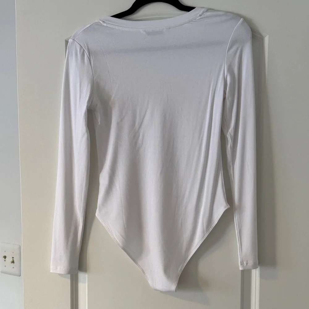 Elegant White V-Neck Long Sleeve Bodysuit - Picture 3 of 3